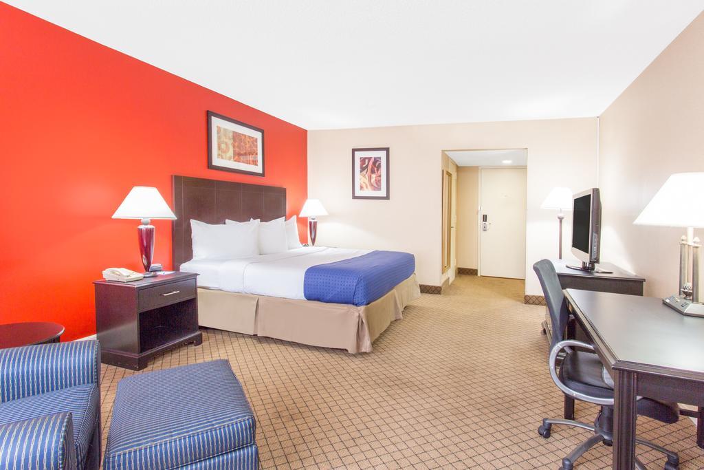 Baymont By Wyndham Fayetteville Fort Bragg Area Экстерьер фото
