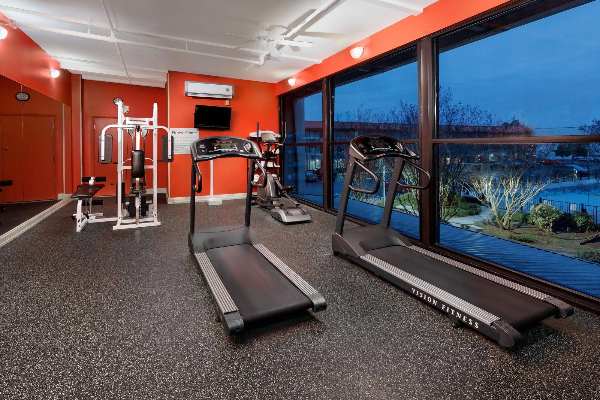 Baymont By Wyndham Fayetteville Fort Bragg Area Экстерьер фото